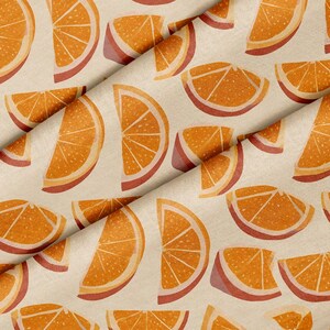 Könnte beinhalten: Ein Stoff mit einem sich wiederholenden Muster aus orangen Zitrusfrüchtescheiben auf hellbeigem Hintergrund. Jede Scheibe ist mit einem leuchtend orangen Inneren, texturierten Fruchtfleischdetails und einer rotbraunen Schale dargestellt.