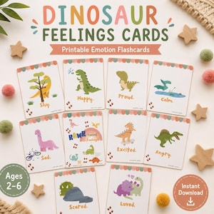 Puede incluir: Un conjunto de tarjetas Dinosaur Feelings Cards que incluye diez fichas rectangulares con ilustraciones de dinosaurios que representan emociones como tímido, feliz, orgulloso, tranquilo, triste, emocionado, enojado, asustado y amado, con el texto Dinosaur Feelings Cards.