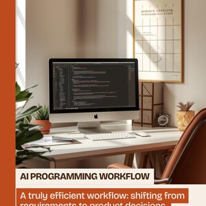 Op de afbeelding: Een zilveren desktopcomputer met een scherm dat code weergeeft, een wit toetsenbord en een witte muis op een bureau. Het bureau bevat een plant in een pot, een kleine klok en een ingelijste rasterposter met de tekst "andsers cantuing knowspape eur snote".