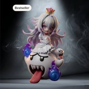 Puede incluir: Figura de un personaje con cabello blanco, una corona y un vestido blanco, posada sobre un fantasma blanco con una larga lengua roja. El fantasma tiene llamas azules y moradas. La figura es un éxito de ventas.
