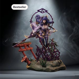 Peut inclure: Figurine détaillée d'un personnage féminin en tenue violette et blanche fluide, tenant une arme. La figurine est posée sur un socle avec une porte rouge et des plantes stylisées. Le mot "Bestseller" est dans un ovale blanc.