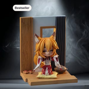 以下が含まれることがあります： キツネの耳と赤と白の着物を着たキャラクターの精巧なフィギュア。黄色いクッションの上にひざまずいています。 フィギュアは、小さなポットとサンダルを備えたミニチュアの木製の部屋にあります。 「ベストセラー」という言葉が左上にあります。