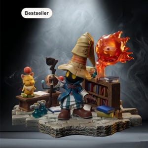 Puede incluir: Figura detallada que presenta un personaje con una túnica a rayas azules y blancas, botas marrones y un sombrero grande, sosteniendo un bastón. También hay una criatura de fuego y una pequeña figura amarilla con forma de gato, junto con libros y botellas de pociones. La base es de piedra.