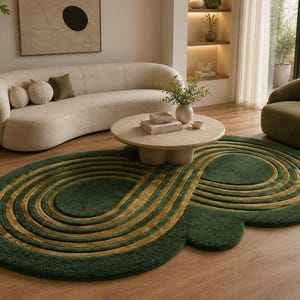 Peut inclure: Un tapis ovale aux tons vert profond et jaune moutarde. Le tapis présente une série de motifs circulaires concentriques en relief qui créent un design fluide et continu sur toute la surface du revêtement de sol.