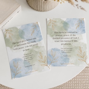 Puede incluir: Dos tarjetas con fondos de acuarela en azul y verde, con detalles de hojas doradas y texto inspirador. Una tarjeta dice "El Señor va delante de mí..." y la otra dice "Este nacimiento está cubierto de oración..."
