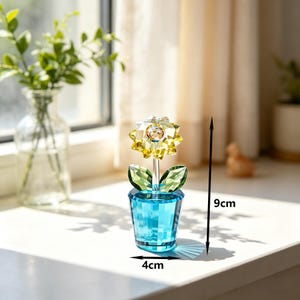 Handgeblasene Kristall-Sonnenblumenfigur mit blauem Topf, glänzende Glasblumen-Tischdekoration, minimalistische Japandi-Fensterbankdekoration, Geschenk für sie.
