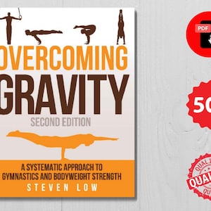 Può includere: Un libro intitolato Overcoming Gravity Second Edition di Steven Low. La copertina presenta sagome marroni di ginnasti che eseguono vari esercizi a corpo libero su uno sfondo bianco con testo arancione e una base arancione.