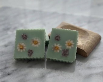 Saponetta artigianale al latte di capra con fiori, burro di karité, profumo di sandalo, saponetta decorativa per gli ospiti.