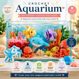 Puede incluir: Una guía de patrón digital titulada Crochet Aquarium que muestra una pecera de cristal transparente llena de vida marina tejida a ganchillo, incluyendo un pez amarillo, un pez morado, una ballena azul, un pulpo naranja y una estrella de mar azul.