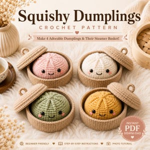 Könnte beinhalten: Eine Häkelanleitung mit dem Titel Squishy Dumplings, die vier handgehäkelte Knödel in Rosa, Weiß, Grün und Gelb zeigt, jeder mit einem lächelnden Gesicht und rosa Wangen, in einzelnen beigen, gehäkelten Dampfgarerkörben mit Deckeln.