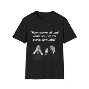 Può includere: Una t-shirt nera a maniche corte con una scritta bianca che recita "Siete ancora ed oggi come sempre dei poveri comunisti" sopra una fotografia in bianco e nero di un uomo in giacca e cravatta che fa due diversi gesti.