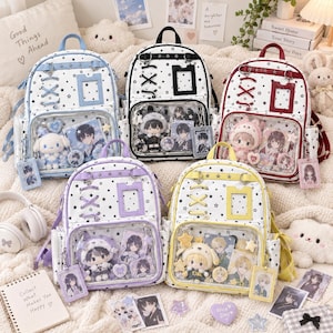 Puede incluir: Cinco mochilas blancas con patrones de estrellas negras, cada una con un bolsillo frontal transparente lleno de peluches, tarjetas de personajes y pines. Las bolsas tienen bordes de colores azul, negro, rojo, morado y amarillo, con cordones.