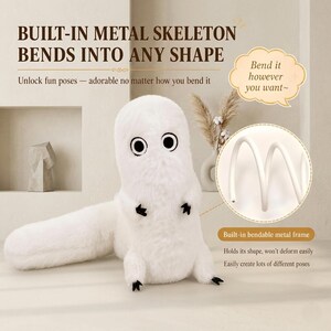 Op de afbeelding: Een wit pluche speelgoed met een ingebouwd metalen skelet dat in elke vorm buigt. Het speelgoed heeft grote zwarte ogen, kleine zwarte voetjes en de tekst "BUILT-IN METAL SKELETON BENDS INTO ANY SHAPE". De tekst "Unlock fun poses - adorable no matter how you bend it" is ook zichtbaar.