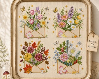 Könnte beinhalten: Ein Kreuzstichmuster mit vier quadratischen Abschnitten, die jeweils einen beigen Umschlag gefüllt mit saisonalen Blumen und Blättern zeigen. Das Design enthält Schmetterlinge, kleine Sterne und ein Etikett mit der Aufschrift DIGITAL PDF PATTERN, gerahmt in hellem Holz.