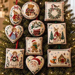 Peut inclure: Une collection de dix décorations de Noël en point de croix représentant divers motifs festifs, dont un ours en peluche, un chat dans une chaussette, un bonhomme en pain d'épice, un cerf, un renard, une maison, des anges et le Père Noël.