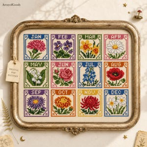 Puede incluir: Un bordado de punto de cruz en un marco dorado de estilo vintage con doce cuadrados, cada uno representando un mes del año con su flor de nacimiento correspondiente. El texto incluye las abreviaturas de enero a diciembre.