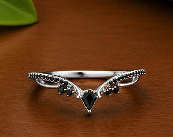 Anillo gótico con diseño de chevrón / Anillo con gema negra / Joyería de vampiro / Anillo apilable / Alianza de boda alternativa para novias