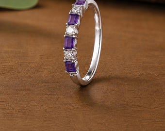 Anillo de media eternidad de amatista / Anillo de piedra natal de mayo / Regalo de aniversario para ella / Delicado anillo de esmeralda / Joyería de boda