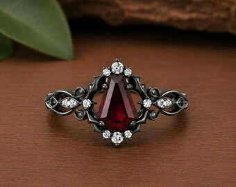 Anillo gótico de rubí / Anillo de gema tallada en ataúd / Anillo llamativo de oro negro / Joyería de fantasía oscura