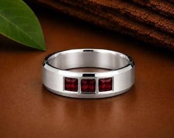 Röd granat herrring | Vigselring med tre stenar i granat | Prinsessslipad granatring | Jubileumspresent i 925 sterlingsilver
