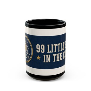 Peut inclure: Un mug en céramique noire avec une bande horizontale bleu foncé portant le texte 99 LITTLE BUGS IN THE CODE dans une police serif claire. À gauche du texte se trouve un emblème circulaire contenant une icône d'insecte et une petite étoile dorée.