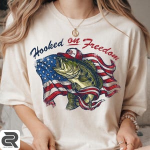 Patriotique Bass Fishing PNG, drapeau américain USA 250 ans Design, 4 juillet achigan à grande bouche, pêcheur en plein air rustique en téléchargement numérique