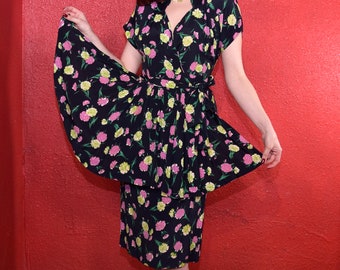 1940er Jahre Viskose Schößchen Kleid mit Blumen Print