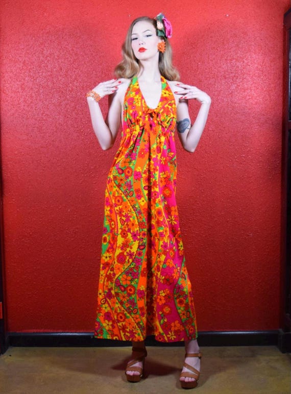honolulu halter tropical print maxi dress reviews DeWeese please. For the Tropics or Tiki Oasis. 1970s DeWeese Hawaiian Halterneck Dress. Golden yellow hibiscus print maxi dress. Pullon style with stretch and control. Built in white bra cups. Self fabric