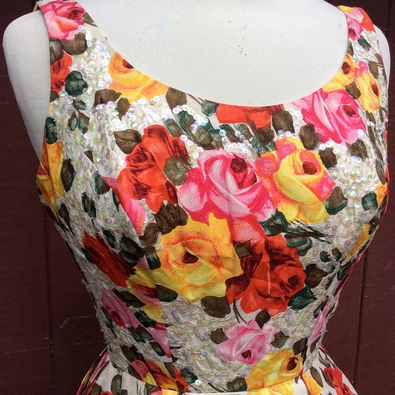 1950s Stunning Rose Print Dress with Sequins Phot… - image 2