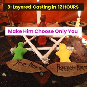 Op de afbeelding: Een rituele opstelling met een pentagram van witte stokjes, een rood centraal figuur, een groen figuur en een geel figuur. Twee bruine bladeren zijn beschreven met Your Name en Partner Name. Tekstoverlays tonen 3-Layered Casting in 12 HOURS en Make Him Choose Only You.