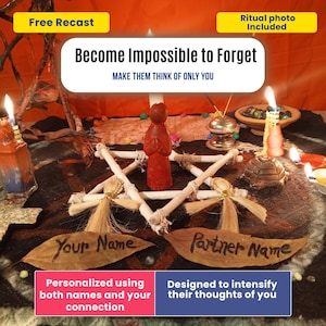 Puede incluir: Una figura de cera roja se encuentra en el centro de una estrella de ramas blancas. Dos hojas secas con el texto escrito a mano Your Name y Partner Name yacen delante. La escena incluye velas encendidas y una pequeña figura de tortuga.