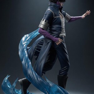 Puede incluir: Figura detallada de un personaje en pose din&aacute;mica, con abrigo azul oscuro, detalles morados y efecto de llama azul estilizado. La figura est&aacute; sobre una base negra con un acento rojo.