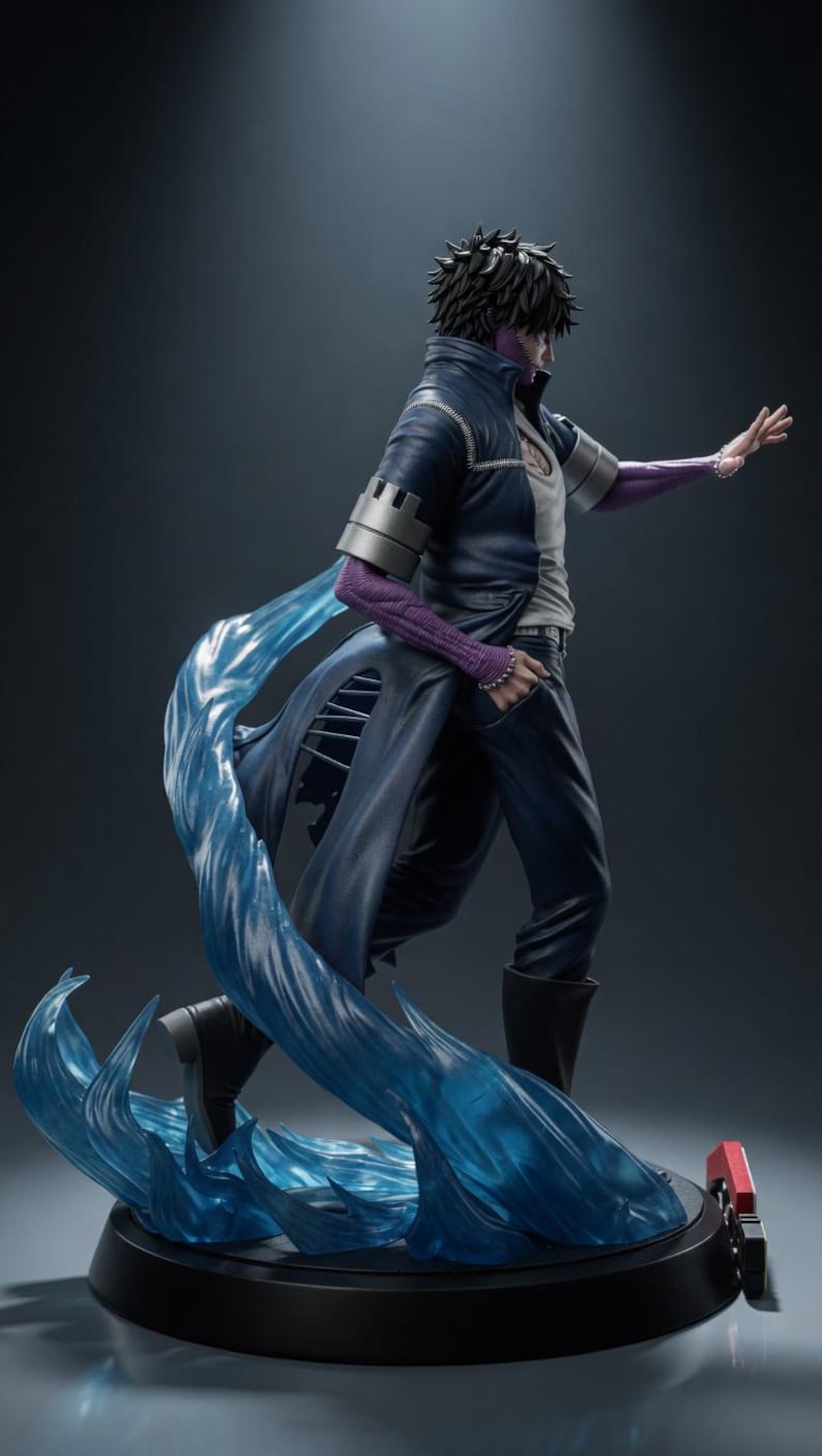 Puede incluir: Figura detallada de un personaje en pose din&aacute;mica, con abrigo azul oscuro, detalles morados y efecto de llama azul estilizado. La figura est&aacute; sobre una base negra con un acento rojo.