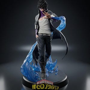 Puede incluir: Figura detallada de un personaje de "My Hero Academia". La figura es de una persona con cabello negro, que lleva una camiseta interior blanca, pantalones negros y un abrigo largo con detalles de llamas azules. La base presenta el logo del programa.