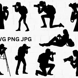 Peut inclure: Une collection de silhouettes noires représentant des individus dans diverses poses utilisant des appareils photo, debout, à genoux, assis et avec un trépied. Le texte SVG PNG JPG est affiché au centre des éléments graphiques.