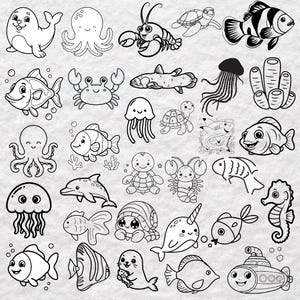 Può includere: Una collezione di illustrazioni in bianco e nero con varie creature marine, tra cui una foca, un polpo, un'aragosta, una tartaruga, pesci, un granchio, meduse, uno squalo, un delfino, un cavalluccio marino, un narvalo e un sottomarino.