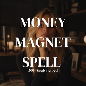 Op de afbeelding: Een digitale afbeelding met de witte tekst MONEY MAGNET SPELL 500+ souls helped gecentreerd over een wazige foto van een persoon met lang blond haar in een zwart shirt met lange mouwen, tegen een donkere, zwak verlichte achtergrond.