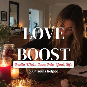 Pode incluir: Uma tigela escura cheia de pétalas de flores secas e ervas, rodeada por várias velas acesas em suportes de vidro, um frasco de vidro com plantas secas e um pequeno cristal rosa, com o texto LOVE BOOST, Invite More Love Into Your Life, 500+ souls helped.