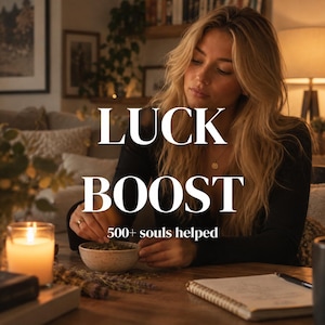 Pode incluir: Uma pessoa com cabelos loiros longos e uma blusa preta de manga comprida, sentada a uma mesa de madeira com uma vela acesa, uma pequena tigela salpicada com ervas e um caderno. O texto LUCK BOOST 500+ souls helped está sobreposto à imagem.