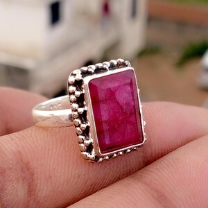 Naturlig fyrkantig rubinring, sterlingsilver, vintageinspirerad hantverksring
