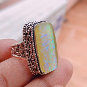 Ring met natuurlijke Australische opaal, ring met opaal van 925 sterling zilver, rechthoekige ring met opaal, handgemaakte ring met edelsteen, geboortesteen van oktober, statement ring