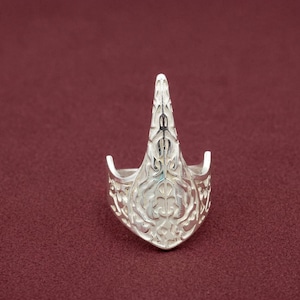 Sterling Silber Rüstungsring mit filigranen gotischen Details und einer scharfen Spitze. Ultimatives Statement-Schmuckstück.