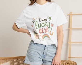 Camiseta "Soy una chica afortunada" / diseño de arcoíris pastel, trébol y herradura