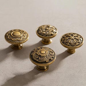 Pomelli per mobili in ottone antico / Maniglie per cassetti vintage / Pomelli rotondi vittoriani per comò