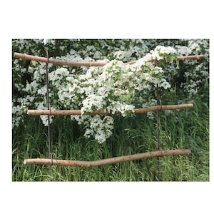 Peut inclure: Un treillis en bois rustique avec trois branches horizontales, soutenu par des tiges métalliques verticales. Le treillis est orné de branches fleuries blanches, sur fond de feuillage vert et d'herbe.