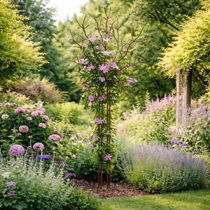 Puede incluir: Una exuberante escena de jardín con un enrejado de metal adornado con flores rosas, rodeado de varias plantas con flores y vegetación. El jardín tiene una variedad de colores, incluyendo rosa, morado y verde, creando un ambiente vibrante y natural.