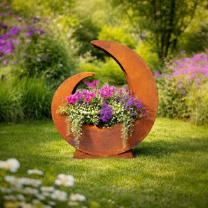 Può includere: Un'ampia fioriera in metallo color ruggine a forma di mezzaluna, piena di vibranti fiori rosa, viola e bianchi. La fioriera è posizionata su un prato erboso, con uno sfondo sfocato del giardino.