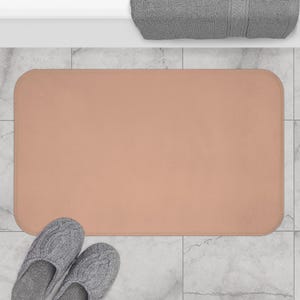 Enfärgad dusty rose badrumsmatta, mjukrosa badrumsmatta, minimalistisk blush badrumsdekor, spa badrumstillbehör, halkfri badrumsmatta, modern heminredning