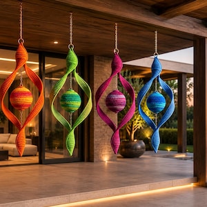 Peut inclure: Quatre ornements suspendus en crochet aux couleurs vives : orange, vert, rose et bleu. Chaque ornement présente un motif en spirale et une sphère centrale. Suspendus par des chaînes dorées, ils créent une décoration colorée.