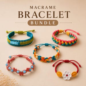 Könnte beinhalten: Ein Bündel aus fünf Makramee-Armbändern mit verschiedenen bunten Webmustern, darunter eines mit hellblauen Perlen, eines mit einem weißen Blumenanhänger und andere mit geflochtenen Designs. Der Text MACRAME BRACELET BUNDLE steht darüber.
